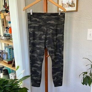 Athleta Ultimate Camo 3/4 Tight // L